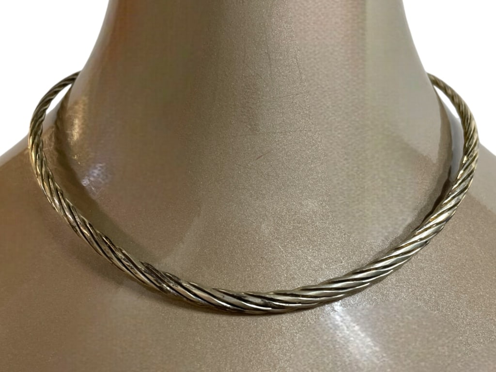 VINTAGE STERLING SILVER CABLE CHOKER: VINTAGE STERLING SILVER CABLE CHOKER -VERY GOOD CONDITION -COMES WITH BOX -925 STAMP -JA 120224 FRONT ***Please note that due to limited storage space, all items must be picked up within 14 days of th