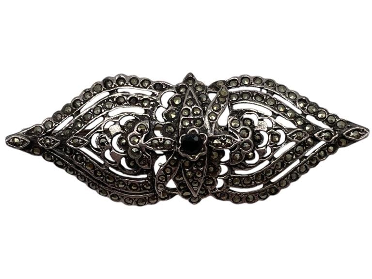 VINTAGE 925 STERLING AND MARCASITE BROOCH 9.48G: VINTAGE 925 STERLING AND MARCASITE BROOCH 9.48G -VERY GOOD CONDITION -925 STAMP -9.48G -APPROX 2" -JA 112524 FRONT ***Please note that due to limited storage space, all items must be picked up within 