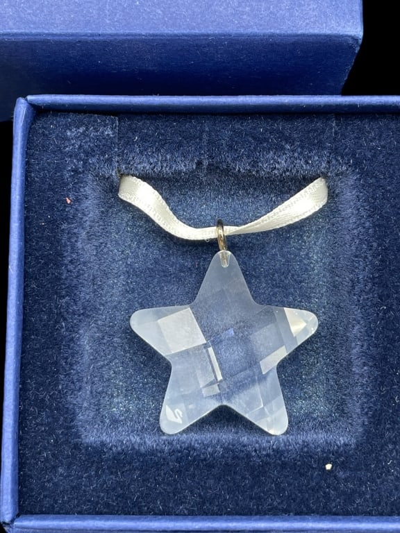 NIB SWAROVSKI CRYSTAL STAR ORNAMENT: NIB SWAROVSKI CRYSTAL STAR ORNAMENT -NEW! NIB -STAR ORNAMENT -APPROX 1" LONG -ORIGINAL RETAIL $19.50 -JA 110824 #10 ***Please note that due to limited storage space, all items must be picked up within