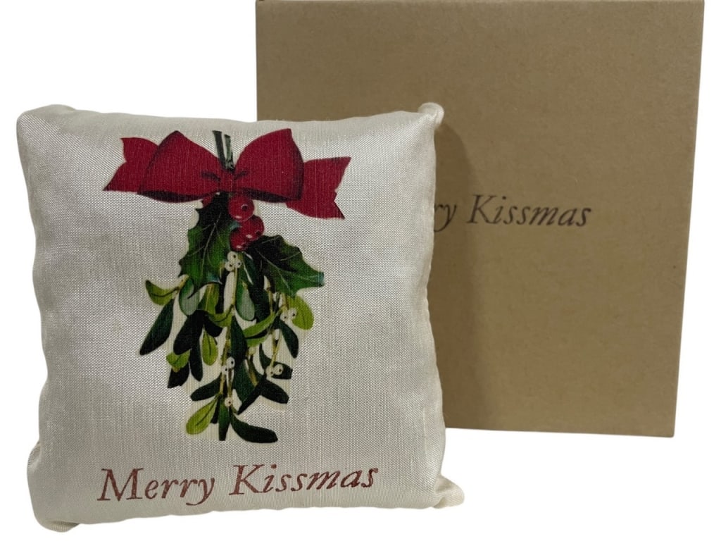 NEW! PILLOW PEACE GENTLE HOLIDAY SCENTED SACHET: NEW! PILLOW PEACE GENTLE HOLIDAY SCENTED SACHET -3 OF 3 AVAILABLE -NEW IN BOX -DP12224 ***Please note that due to limited storage space, all items must be picked up within 14 days of the auction's con