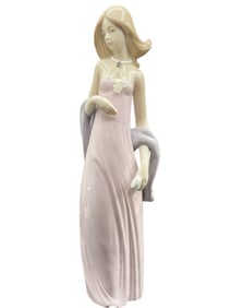 LLADRO PORCELAIN INGENUE WOMAN FIGURINE 8"
