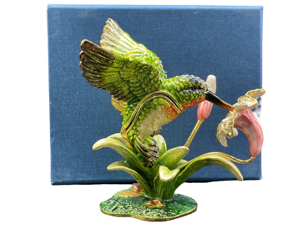 NIB! STRONGWATER STYLE HUMMINGBIRD TRINKET BOX: NEW! JAY STRONGWATER STYLE JEWELED ENAMEL HUMMINGBIRD TRINKET BOX -NEW IN BOX -DP121124 ***Please note that due to limited storage space, all items must be picked up within 14 days of the auction's co