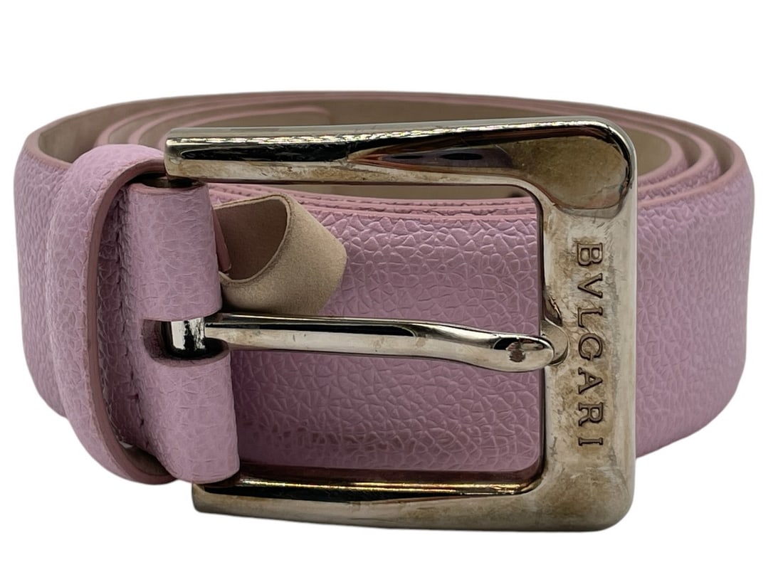 VINTAGE BVLGARI PINK LEATHER BELT SZ 35/34: VINTAGE BVLGARI PINK LEATHER BELT SZ 35/34 -THIS IS A VINTAGE BVLGARI LEATHER BELT WITH A SILVER TONE BUCKLE FEATURING THE ICONIC BVLGARI LOGO. THE BELT IS MADE OF HIGH QUALITY LEATHER WITH A TEXTURED