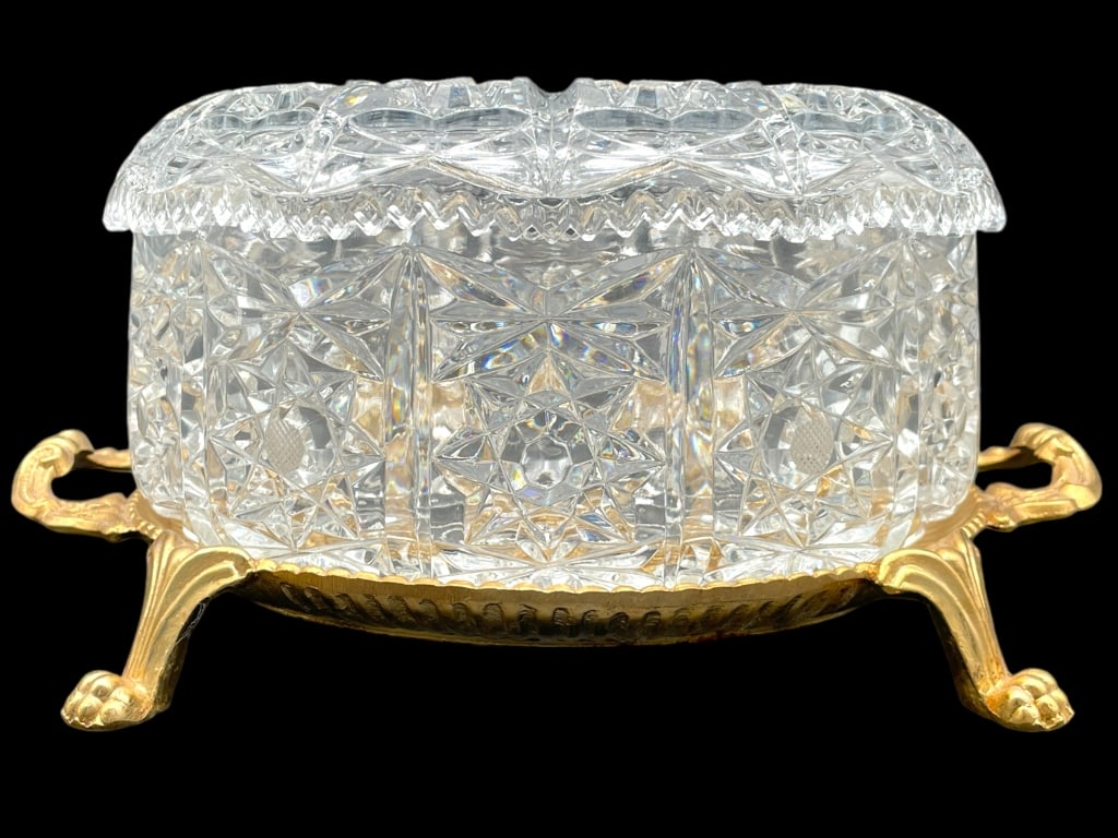 VINTAGE CUT CRYSTAL BOWL WITH LID AND GOLD BASE: VINTAGE CUT CRYSTAL BOWL WITH LID AND GOLD BASE -VERY GOOD PRE OWNED CONDITION -APPROX 5" X 10" -JA 121824 #25 ***Please note that due to limited storage space, all items must be picked up within 14 d