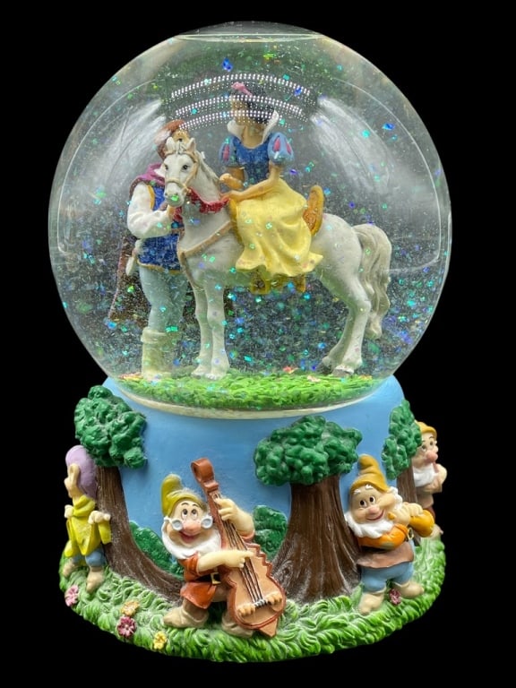 ENESCO DISNEY SNOW WHITE SEVEN & DWARFS SNOW GLOBE: ENESCO DISNEY MUSICAL SNOW GLOBE -SNOW WHITE AND THE SEVEN DWARFS - I LOVE YOU TRULY -VERY GOOD PRE OWNED CONDITION -DP122024 - ***Please note that due to limited storage space, all items must be pick