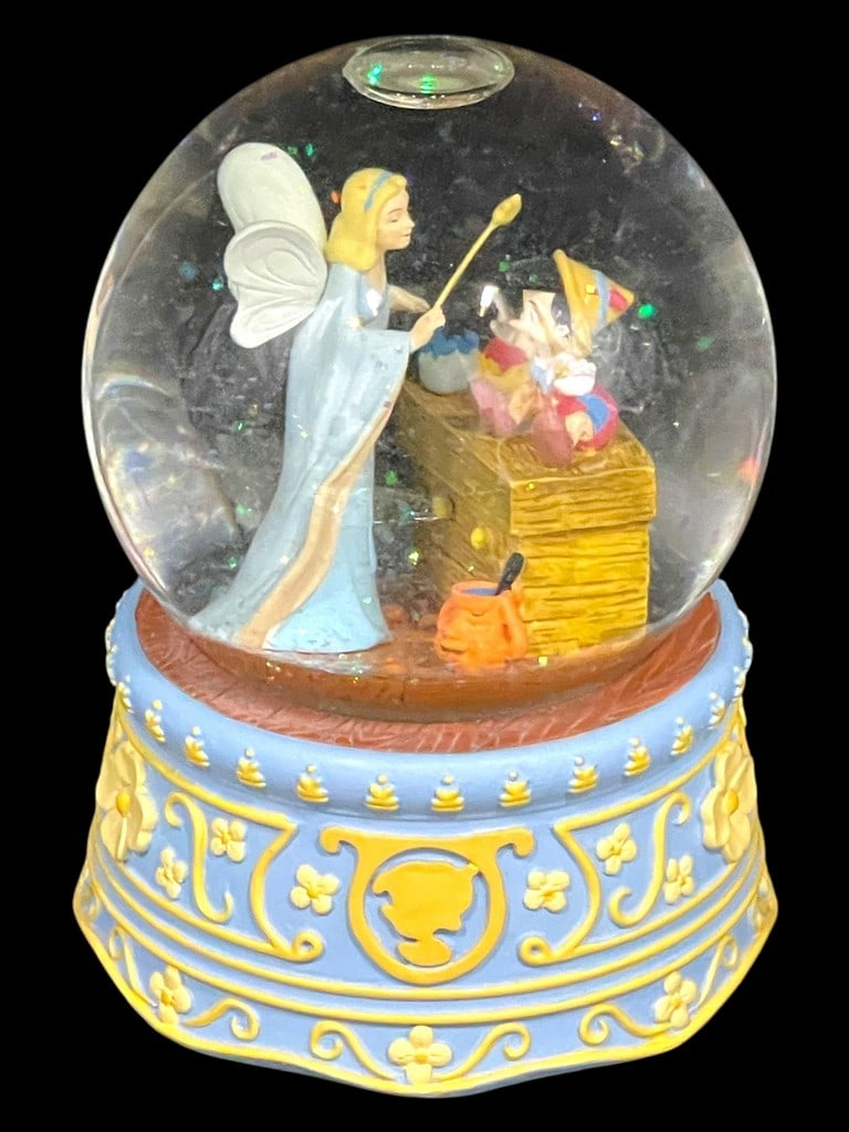 ENESCO DISNEY PETER PAN MUSICAL SNOW GLOBE (1 of 4)