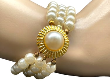 VINTAGE THREE STRAND PEARL AND GOLD BRACELET