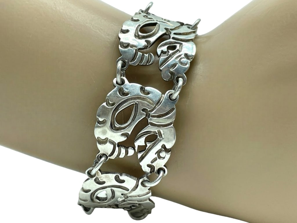 STERLING SILVER BRACELET WITH SAFETY CHAIN 36.66G: STERLING SILVER BRACELET WITH SAFETY CHAIN 36.66G -VERY GOOD PRE OWNED CONDITION -SAFETY CHAIN -36.66G -JA 122624 ***Please note that due to limited storage space, all items must be picked up within 1