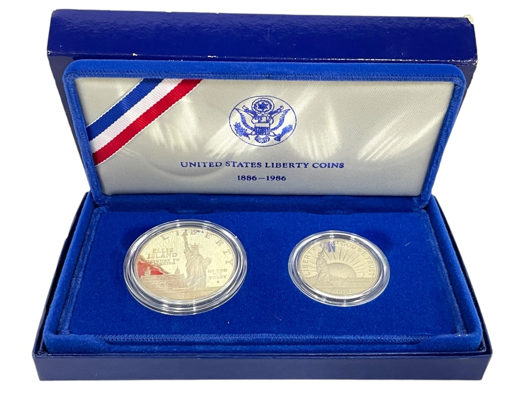 1886-1986 UNITED STATES LIBERTY COINS SILVER: 1886-1986 UNITED STATES LIBERTY COINS SILVER -VERY GOOD PRE OWNED CONDITION -TWO COINS -CASE AND BOX -JA 122724 ***Please note that due to limited storage space, all items must be picked up within 14