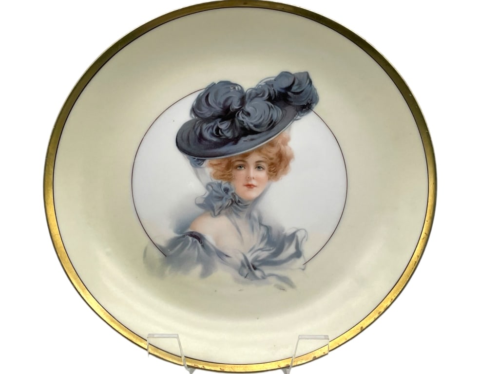 PRUSSIA MARK GIBSON GIRL PORTRAIT PLATE 8": PRUSSIA MARK GIBSON GIRL PORTRAIT PLATE 8" -VERY GOOD PRE OWNED CONDITION -APPROX 8" DIAMETER -PRUSSIA STAMP -JA 123124 #3 ***Please note that due to limited storage space, all items must be picked up
