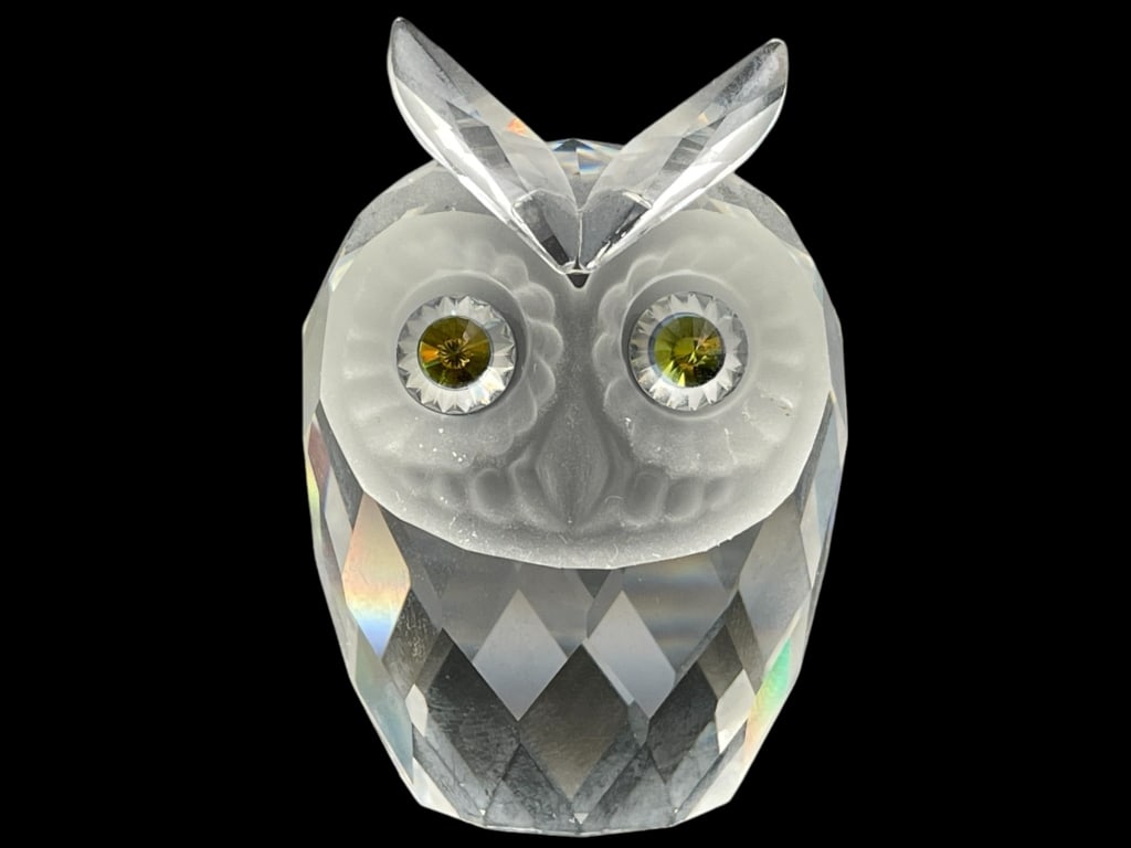 SWAROVSKI CRYSTAL OWL W/ GREEN EYES FIGURINE 1.75": SWAROVSKI CRYSTAL OWL W/ GREEN EYES FIGURINE 1.75" -VERY GOOD CONDITION -APPROX 1.75" TALL -JA 010225 FRONT ***Please note that due to limited storage space, all items must be picked up within 14 days