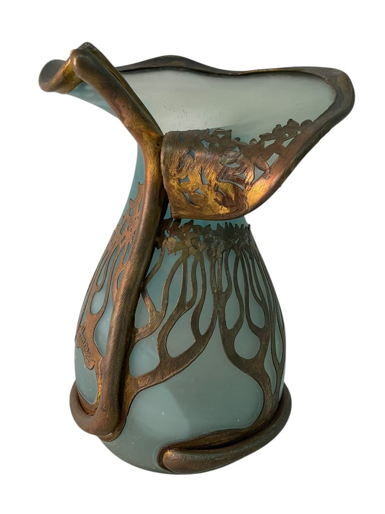 JACK IN THE PULPIT STYLE BRASS ENCASED VASE 9": JACK IN THE PULPIT GREEN FROSTED GLASS VASE, BRONZE ENCASED H 9" W 7" ART NOUVEAU. SIGNED. "AMOS". -MARKED AMOS IN BRASS -9" HEIGHT APPROX -VERY GOOD PRE OWNED CONDITION -DP1725 -***Please note that d