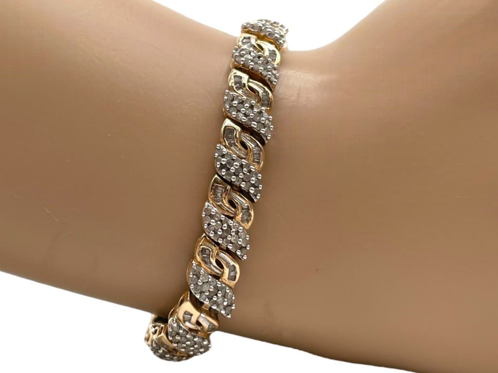 10K GOLD TENNIS BRACELET 16.99G: 10K GOLD TENNIS BRACELET 16.99G -VERY GOOD PRE OWNED CONDITION -16.99G -10K GOLD -APPROX 7" LONG -JA 010725 ***Please note that due to limited storage space, all items must be picked up within 14 days