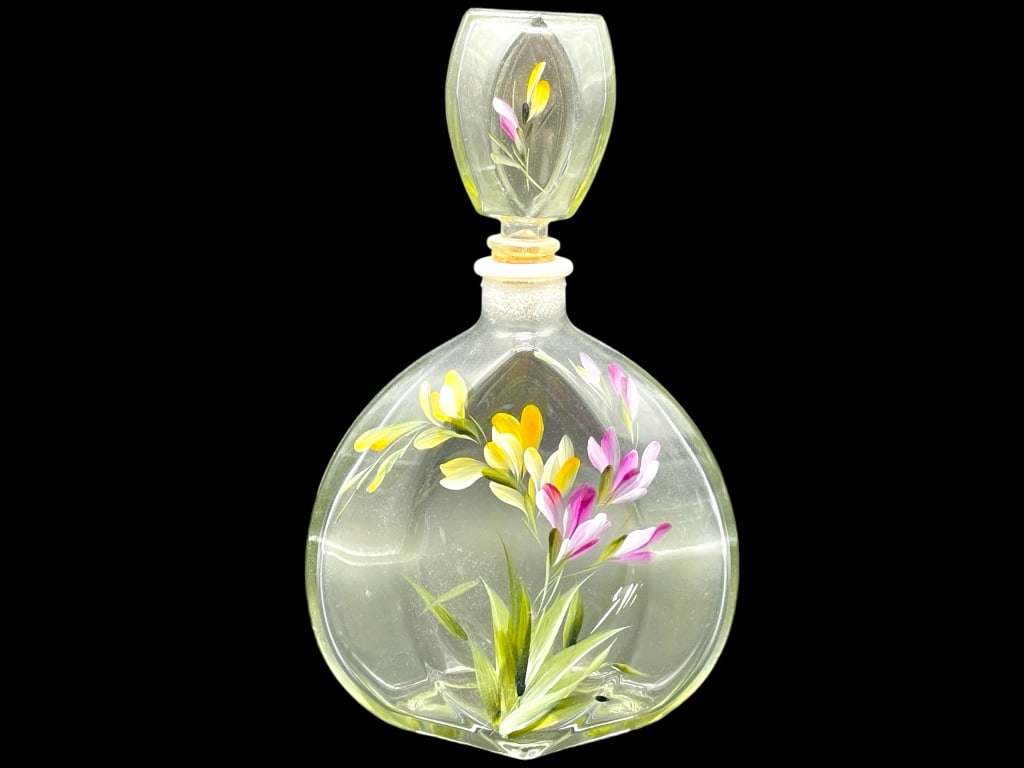 PUNTOARTE ITALIAN ART GLASS DECANTER 11": PUNTOARTE ITALIAN ART GLASS DECANTER 11" -VERY GOOD PRE OWNED CONDITION -APPROX 11" X 7" -MADE IN ITALY -JA 010625 #12 ***Please note that due to limited storage space, all items must be picked up wit