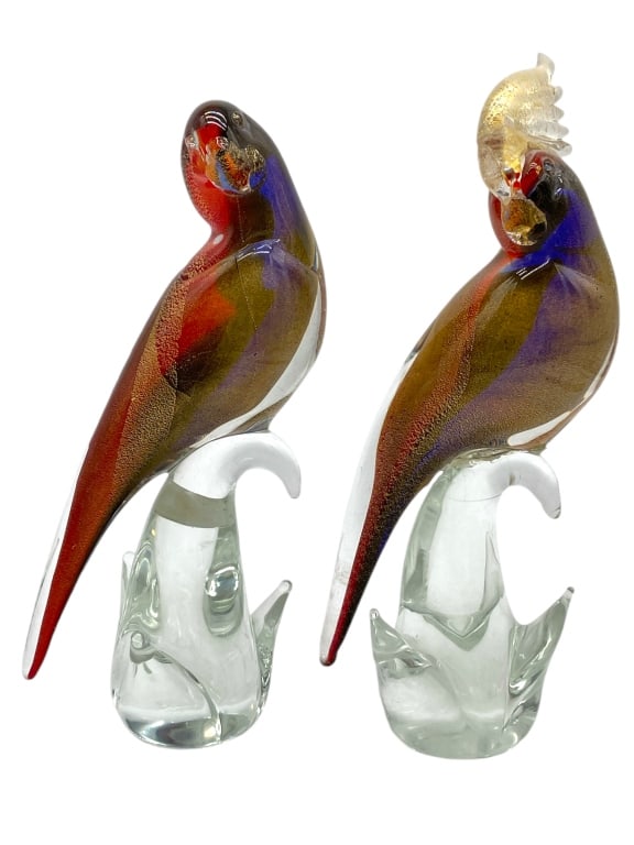 MURANO PAIR OF COLORFUL GLASS BIRDS 11.5": MURANO PAIR OF COLORFUL GLASS BIRDS 11.5" -GOOD PRE OWNED CONDITION, BIRD WITH FEATHERS ON HEAD HAS BEEN REPAIRED (SEE PHOTO) -APPROX 11.5" AND 10.5" TALL -MADE IN ITALY -JA 010625 #10 ***Please note 