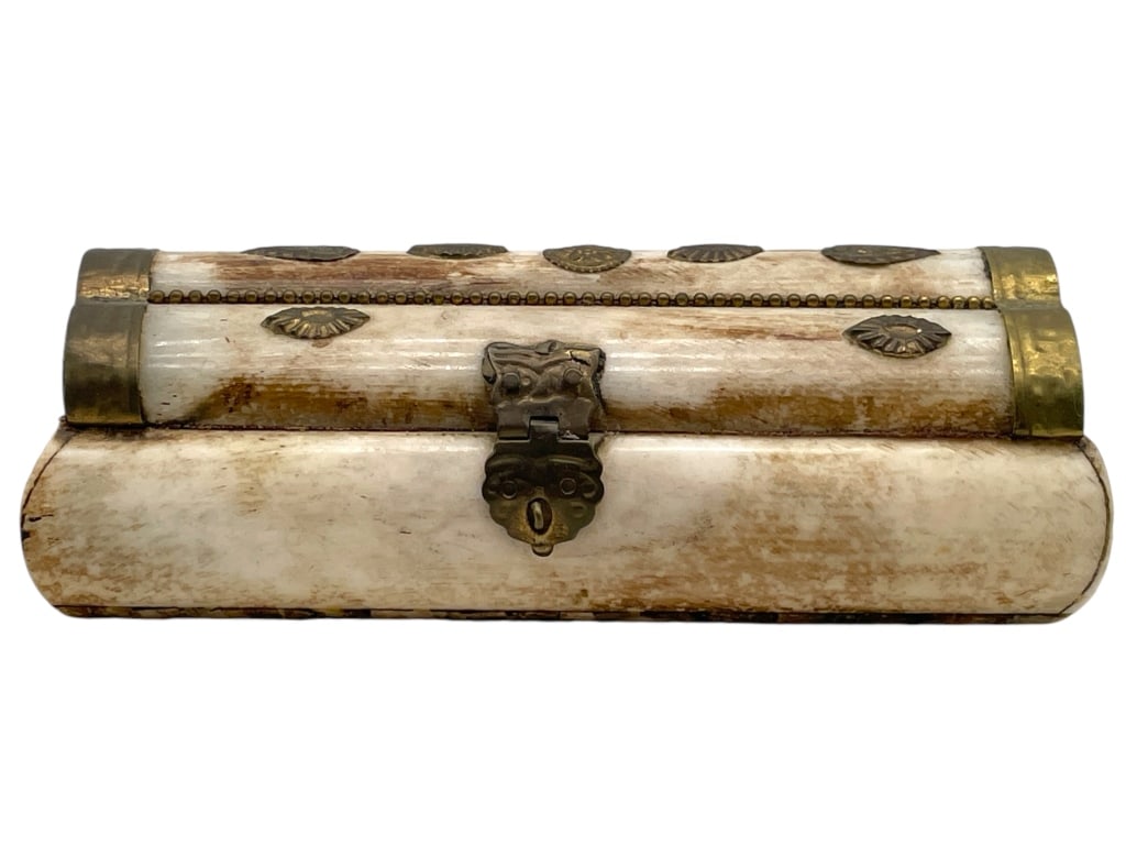 VINTAGE BONE AND BRASS TRINKET BOX 6": VINTAGE BONE AND BRASS TRINKET BOX 6" -VERY GOOD PRE OWNED CONDITION -APPROX 6" X 3" -HINGED LID -MADE IN INDIA -JA 010625 #12 ***Please note that due to limited storage space, all items must be picke