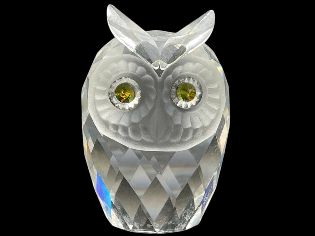 SWAROVSKI CRYSTAL OWL W/ GREEN EYES FIGURINE 1.75": SWAROVSKI CRYSTAL OWL W/ GREEN EYES FIGURINE 1.75" -VERY GOOD CONDITION -APPROX 1.75" TALL -TWO OF TWO -JA 010725 FRONT ***Please note that due to limited storage space, all items must be picked up wi