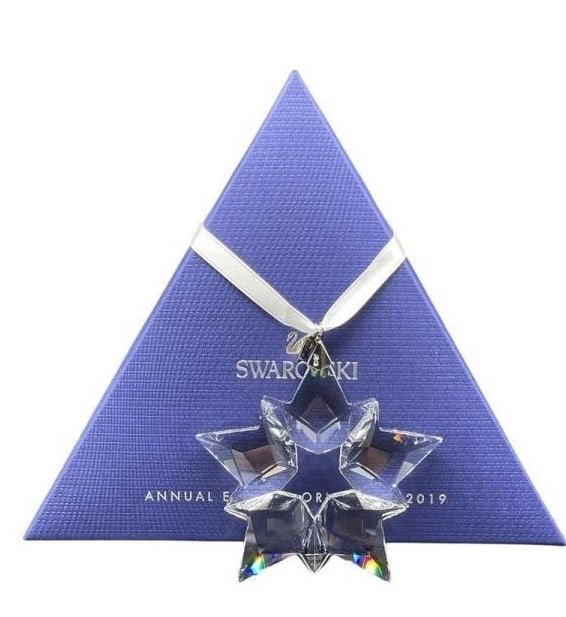 NIB SWAROVSKI CRYSTAL 2019 SNOWFLAKE ORNAMENT: NIB SWAROVSKI CRYSTAL 2019 DATED SNOWFLAKE ORNAMENT -NEW! NIB -2019 DATED SNOWFLAKE ORNAMENT -APPROX 3" TALL -JA 010825 FRONT ***Please note that due to limited storage space, all items must be picked