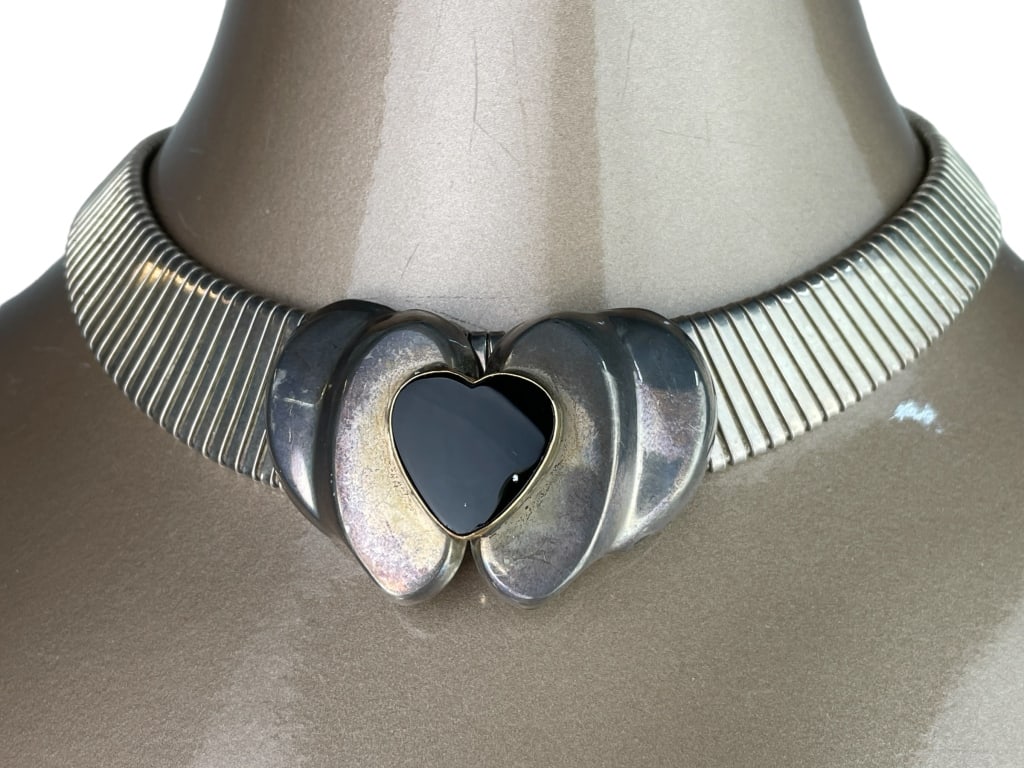 STERLING SILVER WITH SLIDER CHOKER NECKLACE: STERLING SILVER WITH SLIDER CHOKER NECKLACE VERY GOOD PRE-OWNED LENGTH: 15" WEIGHT: 94g DM91824
