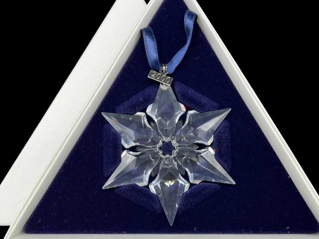 NIB SWAROVSKI CRYSTAL 2000 SNOWFLAKE ORNAMENT: NIB SWAROVSKI CRYSTAL 2000 SNOWFLAKE ORNAMENT -NEW! NIB -2000 SNOWFLAKE ORNAMENT -APPROX 3" LONG -ORIGINAL RETAIL $55 -JA 110824 DPRL1925
