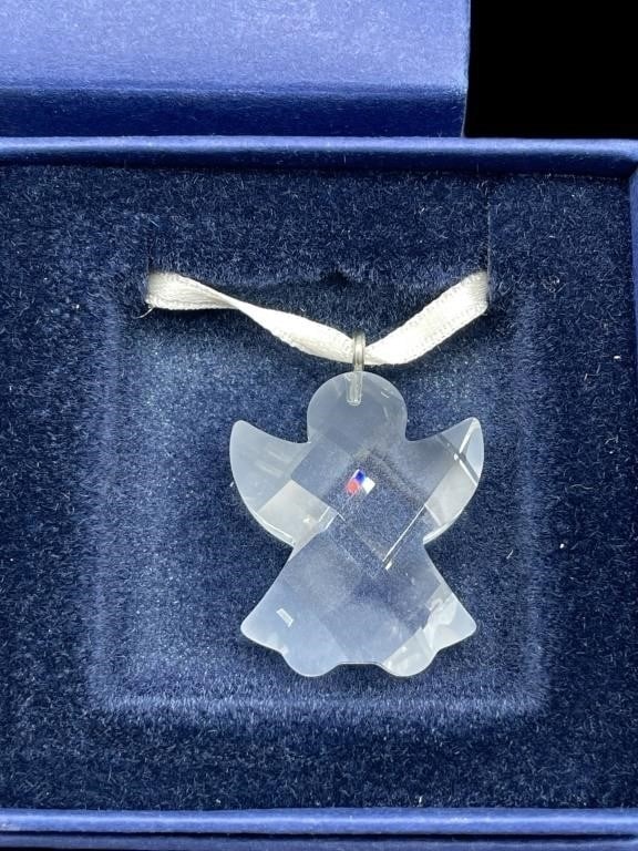 NIB SWAROVSKI CRYSTAL ANGEL ORNAMENT: NIB SWAROVSKI CRYSTAL ANGEL ORNAMENT -NEW! NIB -ANGEL ORNAMENT -APPROX 1" LONG -ORIGINAL RETAIL $19.50 -JA 110824 #10