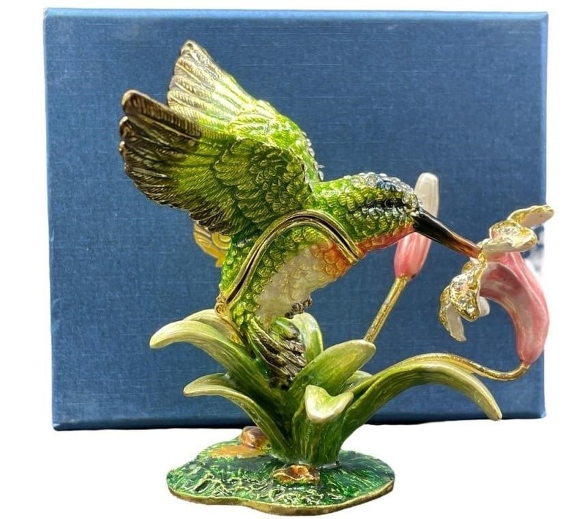 NEW! JAY STRONGWATER STYLE HUMMINGBIRD TRINKET BOX: NEW! JAY STRONGWATER STYLE JEWELED ENAMEL HUMMINGBIRD TRINKET BOX -NEW IN BOX -DP121124 ***Please note that due to limited storage space, all items must be picked up within 14 days of the auction's co
