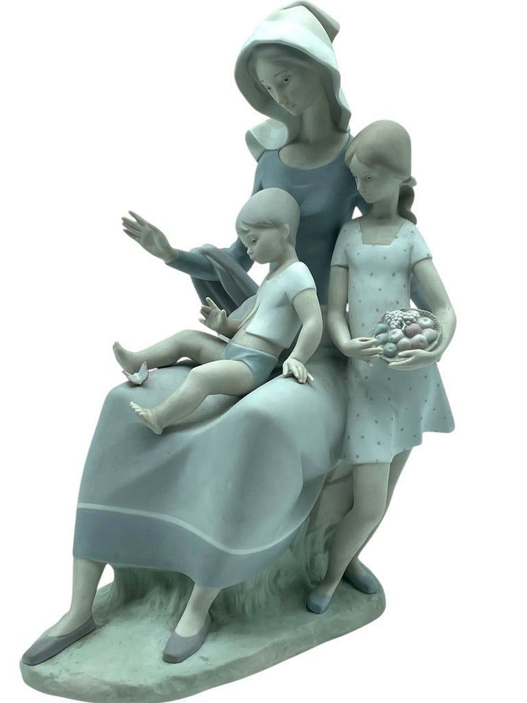 LLADRO MOTHER W/ CHILDREN PORCELAIN FIGURINE 14" (1 of 5)