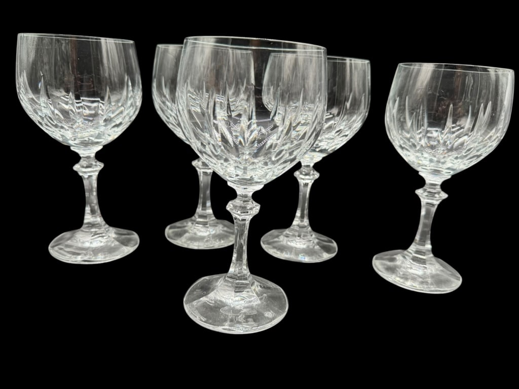 5 SCHOTT ZWIESEL CRYSTAL GARDONE WINE GLASSES 6.5": 5 SCHOTT ZWIESEL CRYSTAL GARDONE WINE GLASSES 6.5" "Elegant Crystal Goblet – Timeless Cut Glass DesignThis exquisite crystal goblet features a classic cut glass design, showcasing intricate details 