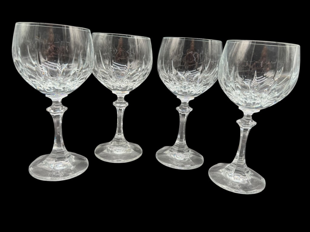 4 SCHOTT ZWIESEL CRYSTAL GARDONE WINE GLASSES 6.5": Elegant Crystal Wine Goblet – Timeless Cut Glass DesignThis exquisite crystal wine goblet features a classic cut glass design, showcasing intricate details that catch and refract light beautifully. 