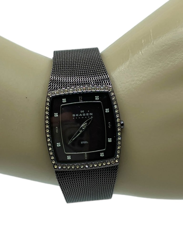 SKAGEN BLACK STAINLESS WOMEN'S QUARTZ WATCH (1 of 8)