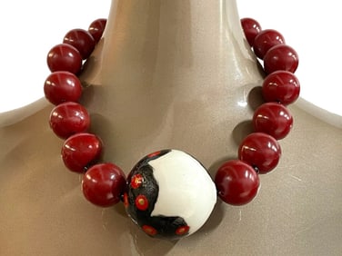 VINTAGE BOLD RED BEADED NECKLACE 22"