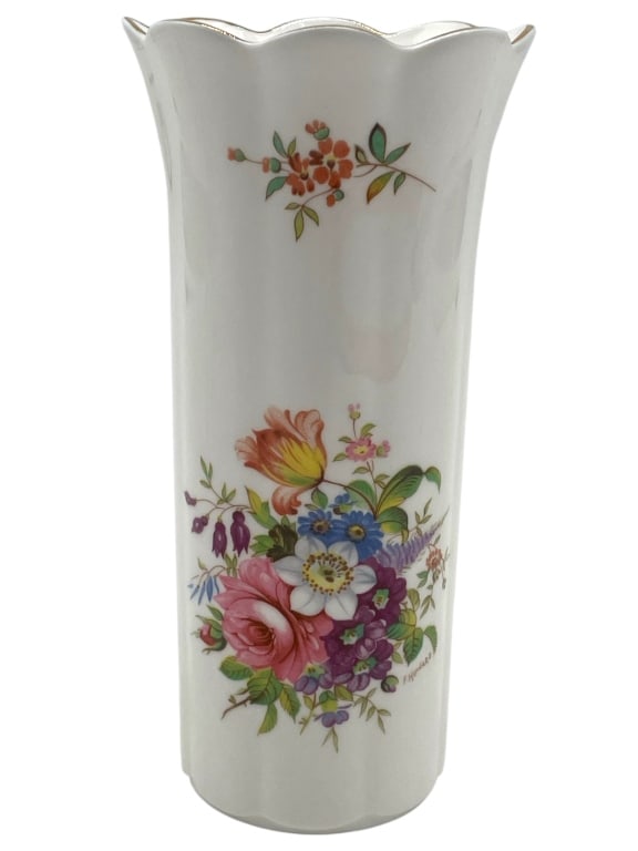 AYNSLEY HOWARD SPRAYS VASE 6": AYNSLEY HOWARD SPRAYS VASE 6" FOR LITTLE SWITZERLAND -VERY GOOD PRE OWNED CONDITION -APPROX 6" TALL -FINE BONE CHINA -JA 012825 #19 --- Please note that due to limited storage space, all items m