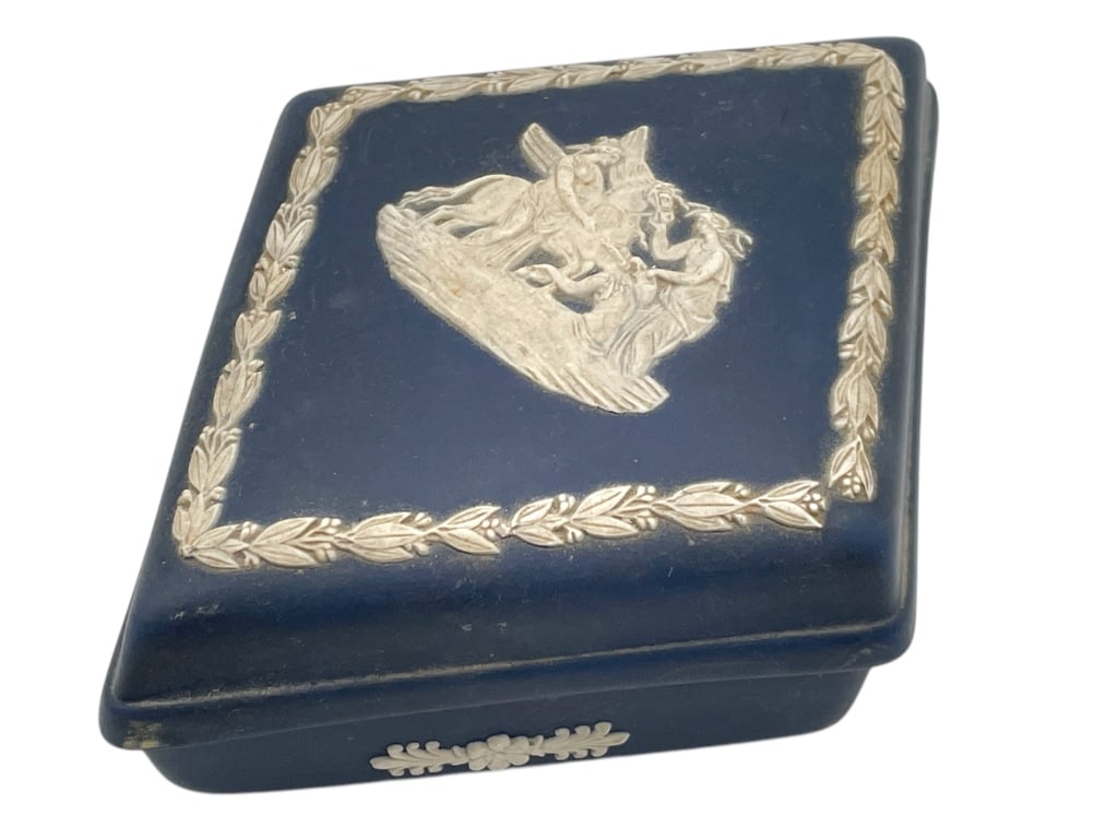 WEDGWOOD NAVY LIDDED TRINKET BOX 5": WEDGWOOD NAVY LIDDED TRINKET BOX 5" -GOOD PRE OWNED CONDITION, SOME SCRATCHES -APPROX 5" LONG -JA 013025 #17 --- Please note that due to limited storage space, all items must be picked up within