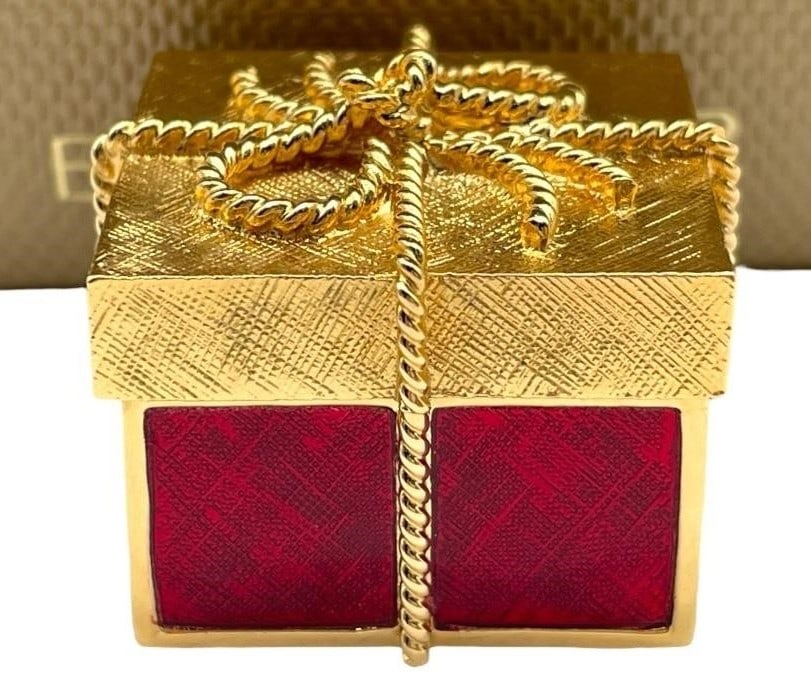 NIB ESTEE LAUDER COMPACT PERFUME GOLDEN GIFT: NIB ESTEE LAUDER COMPACT PERFUME GOLDEN GIFT -NIB -ESTEE LAUDER, BEYOND PARADISE -GOLDEN GIFT -APPROX 1" -JA 111224 #15 --- Please note that due to limited storage space, all items must be picke