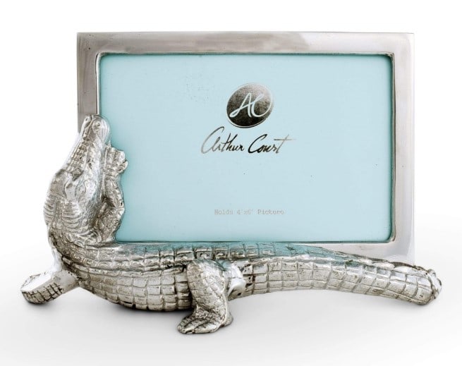 NEW! ARTHUR COURT ALLIGATOR PHOTO FRAME 4X6: NEW! ARTHUR COURT ALLIGATOR PHOTO FRAME 4X6 -NEW! NIB -4X6 --- Please note that due to limited storage space, all items must be picked up within 14 days of the auction’s conclusion or they