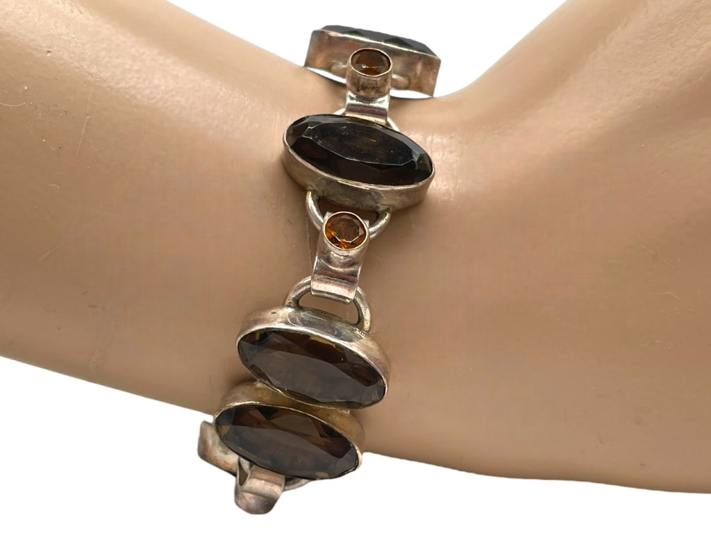 STERLING SILVER SMOKY QUARTZ AND CITRINE BRACELET: STERLING SILVER SMOKY QUARTZ AND CITRINE BRACELET -VERY GOOD PRE OWNED CONDITION -APPROX 7.5" -JA 020525 --- Please note that due to limited storage space, all items must be picked up within 14 