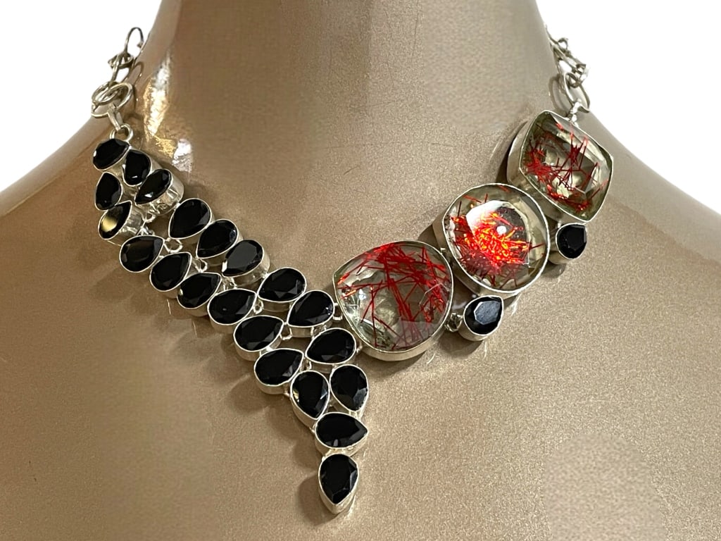 SILVER AND VIOLET STONE BIB NECKLACE: SILVER AND VIOLET STONE BIB NECKLACE -VERY GOOD PRE OWNED CONDITION -APPROX 8" -JA 020625