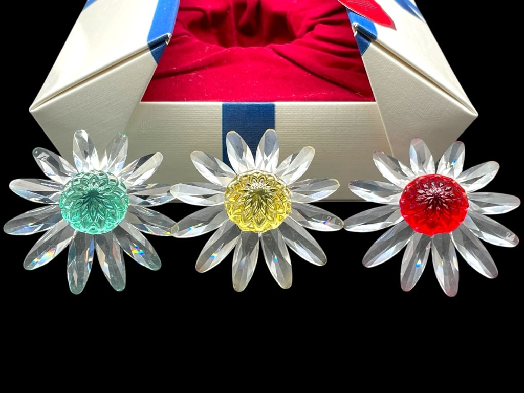 NEW! SWAROVSKI CRYSTAL FLOWERS GREEN, YELLOW, RED: NEW! SWAROVSKI CRYSTAL FLOWERS IN GREEN, YELLOW, AND RED -NEW! NIB -SET OF 3 FLOWERS -APPROX 1.5" -JA 020725 --- Please note that due to limited storage space, all items must be picked up within