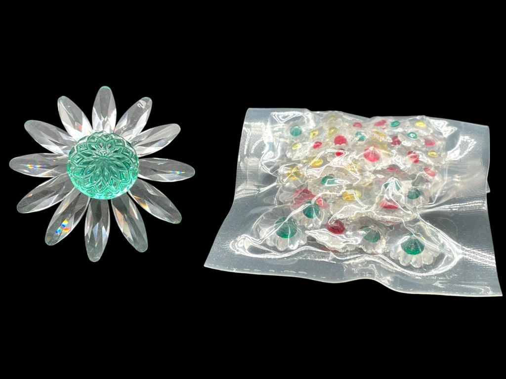 NEW! SWAROVSKI 2001 RENEWAL MARGUERITE & MINI'S: NEW! SWAROVSKI CRYSTAL 2001 RENEWAL MARGUERITE GREEN W/ BAG OF MINI'S -NEW! NIB -APPROX 1.5" -JA 020725 --- Please note that due to limited storage space, all items must be picked up within 14 d