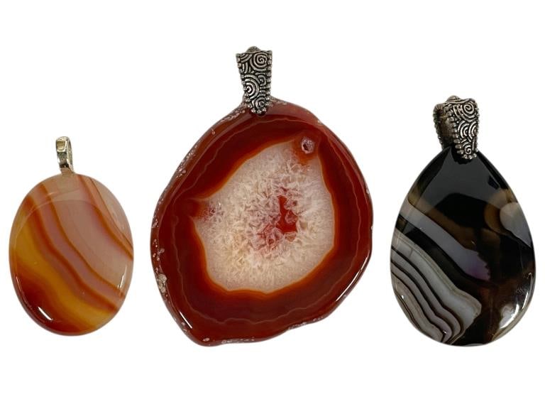 SET OF 3 AGATE PENDANTS IN NEUTRALS: SET OF 3 AGATE PENDANTS IN NEUTRALS -VERY GOOD PRE OWNED CONDITION -SET OF 3 PENDANTS -SEE PHOTOS FOR MEASUREMENTS -JA 020725