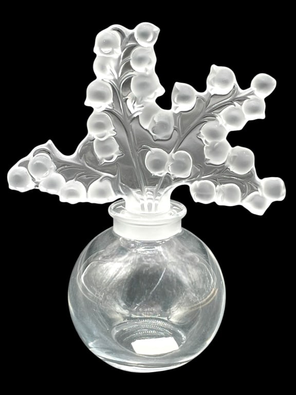LALIQUE CRYSTAL CLAIRFONTAINE PERFUME BOTTLE 4.5": LALIQUE CRYSTAL CLAIRFONTAINE PERFUME BOTTLE 4.5" -VERY GOOD PRE OWNED CONDITION -APPROX 4.5" -JA 021325 ***Please note that due to limited storage space, all items must be picked up within 14 days of