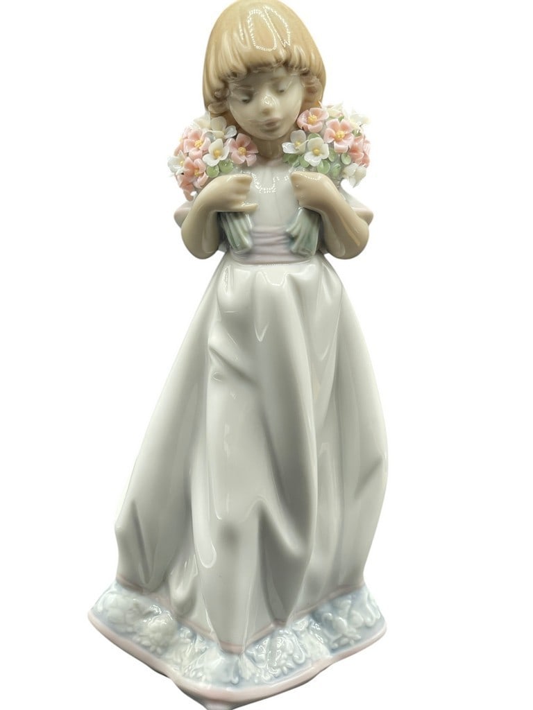 LLADRO "SPRING BOUQUETS" PORCELAIN FIGURINE 8" (1 of 6)