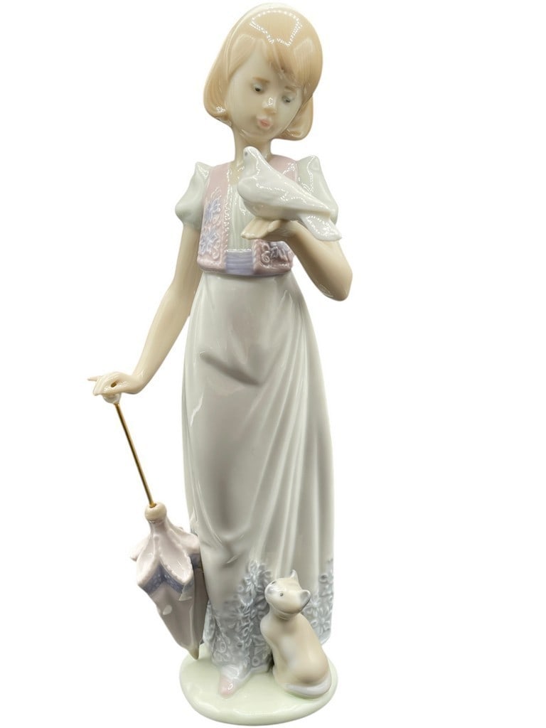 LLADRO "SUMMER STROLL" PORCELAIN FIGURINE 9" (1 of 6)