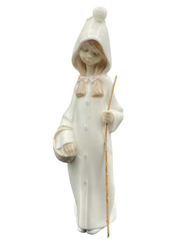 LLADRO "GIRL WITH BASKET" PORCELAIN FIGURINE 8": LLADRO "GIRL WITH BASKET" PORCELAIN FIGURINE 8" -VERY GOOD PRE OWNED CONDITION -APPROX 8" -JA 021225 ***Please note that due to limited storage space, all items must be picked up within 14 days of the