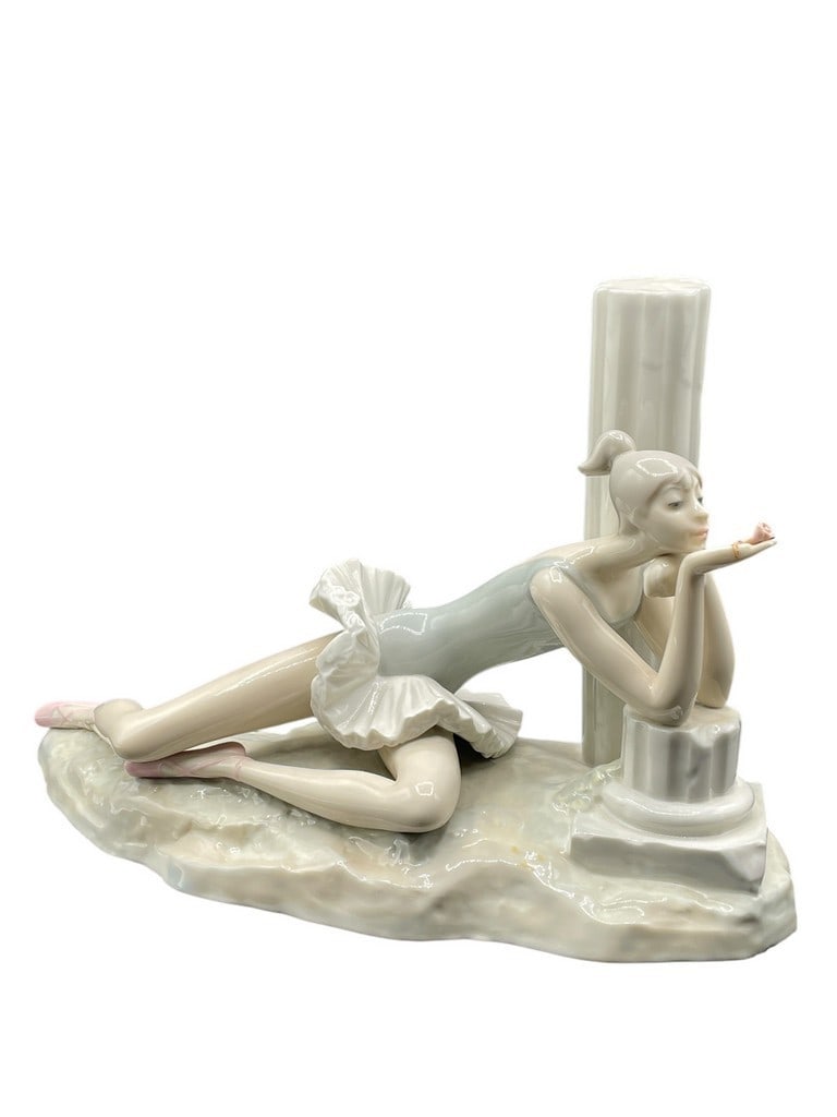 LLADRO STYLE BALLERINA PORCELAIN FIGURINE 13": LLADRO STYLE BALLERINA PORCELAIN FIGURINE 13" -GOOD PRE OWNED CONDITION, REPAIR TO HAND (SEE PHOTOS) -APPROX 13" X 8.5" -JA 021225 ***Please note that due to limited storage space, all items must be p