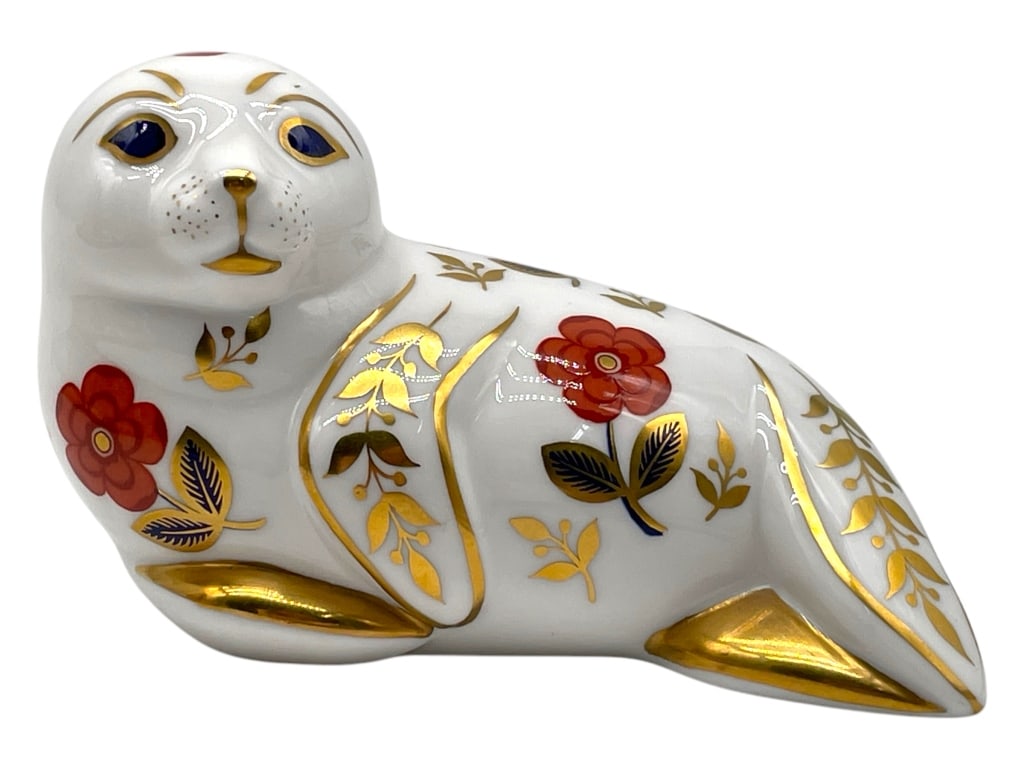 VINTAGE ROYAL CROWN DERBY PAPERWEIGHT SEAL 4.5": VINTAGE ROYAL CROWN DERBY PAPERWEIGHT SEAL 4.5" -VERY GOOD PRE OWNED CONDITION -APPROX 4.5" X 2.5" -JA 021425 ***Please note that due to limited storage space, all items must be picked up within 14 da