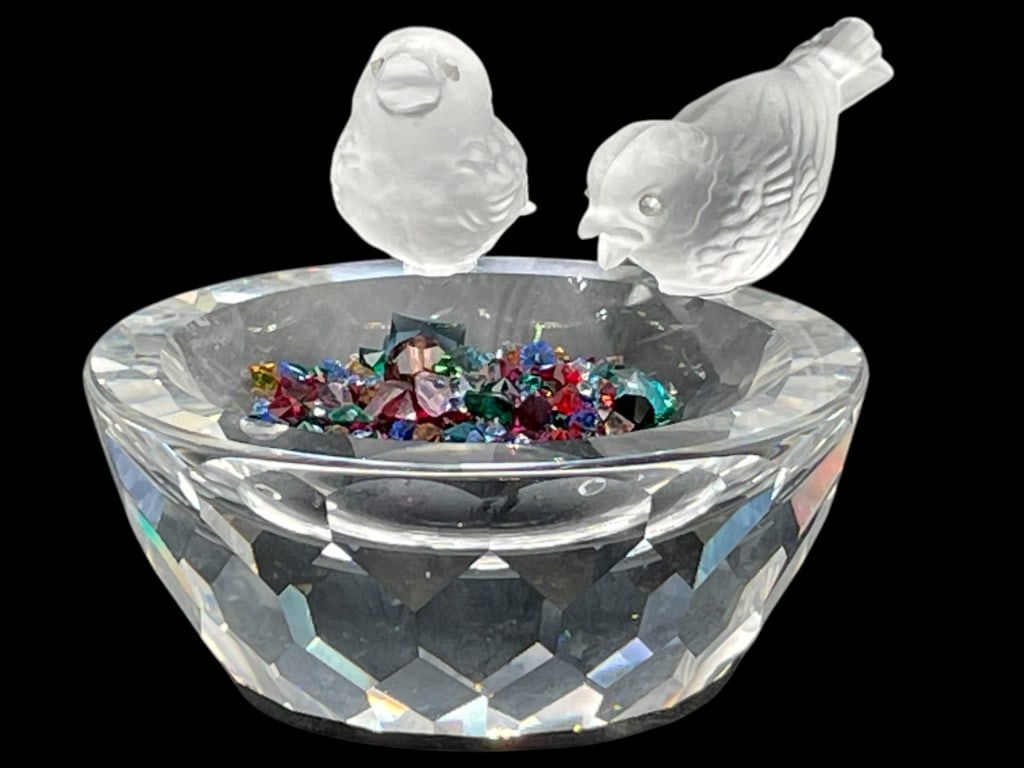 SWAROVSKI CRYSTAL BIRD BATH W/ COLORFUL CRYSTALS: SWAROVSKI CRYSTAL BIRD BATH W/ COLORFUL CRYSTALS 2.5" -VERY GOOD PRE OWNED CONDITION -APPROX 2.5" X 3" -JA 021325 ***Please note that due to limited storage space, all items must be picked up within 1