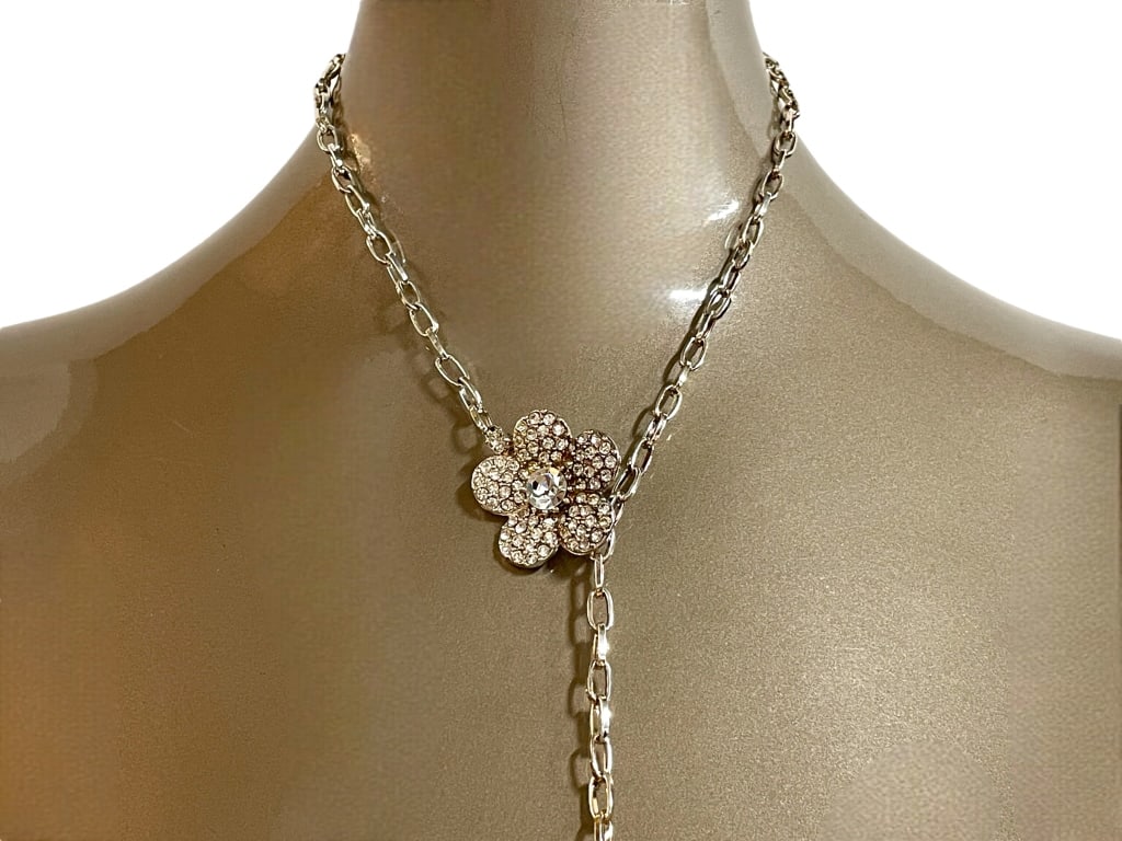 SILVER FLOWER AND RHINESTONE TEARDROP NECKLACE: SILVER FLOWER AND RHINESTONE TEARDROP NECKLACE -GOOD PRE OWNED CONDITION, SOME TARNISHING -APPROX 41" -JA 021225 ***Please note that due to limited storage space, all items must be picked up within 14