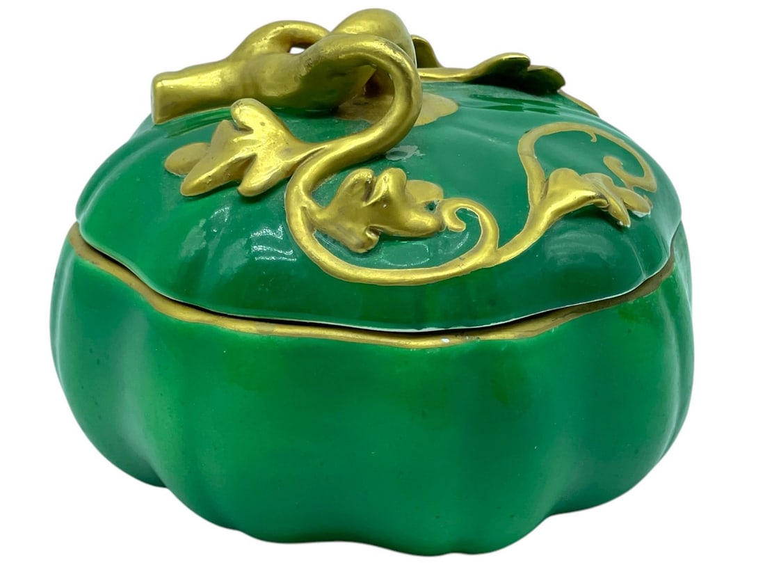 MOTTAHEDEH PUMPKIN OR GOURD KEEPSAKE BOX ": VINTAGE MOTTAHEDEH ITALY GREEN PUMPKIN OR GOURD KEEPSAKE BOX -GOOD PRE OWNED CONDITION, MINOR CHIP ON LID -DP12225