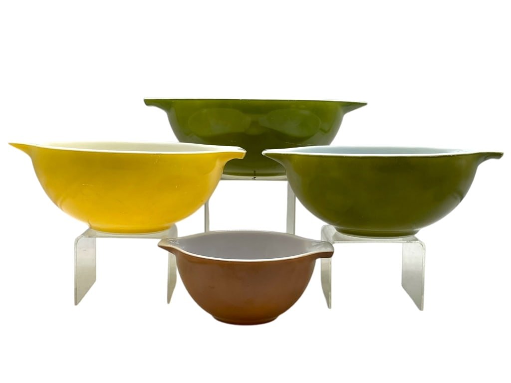 SET OF 4 PYREX BOWLS IN GREEN, YELLOW, & BROWN: SET OF 4 PYREX BOWLS IN GREEN, YELLOW, & BROWN -GOOD PRE OWNED CONDITION, SOME WEAR AND SCRATCHES (SEE PHOTOS) -SEE PHOTOS FOR APPROX MEASUREMENTS OF EACH BOWL -SET OF 4 BOWLS -JA 021925 #16 ***Please